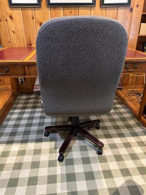 3 PANEL LEATHER TOP DESK WITH 3 DRAWERS PLUS ADJUSTABLE DESK CHAIR