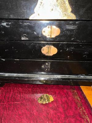 VINTAGE ASIAN BLACK LACQUER AND BRASS JEWELRY BOX WITH MOTHER OF PEARL GEISHA GIRLS