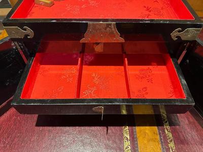 VINTAGE ASIAN BLACK LACQUER AND BRASS JEWELRY BOX WITH MOTHER OF PEARL GEISHA GIRLS