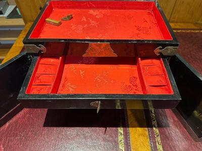 VINTAGE ASIAN BLACK LACQUER AND BRASS JEWELRY BOX WITH MOTHER OF PEARL GEISHA GIRLS