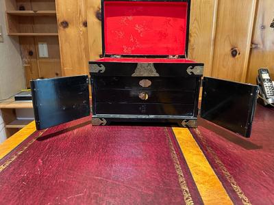 VINTAGE ASIAN BLACK LACQUER AND BRASS JEWELRY BOX WITH MOTHER OF PEARL GEISHA GIRLS