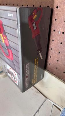 6AMP CHICAGO ELECTRIC RECIPROCATING SAW WITH ROTATING HANDLE, AND NEW BLADES