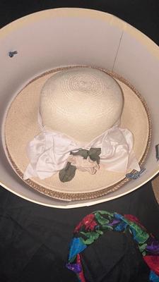 LOVEY LADIES HATS AND VTG HAT BOX