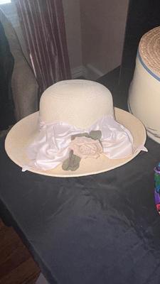 LOVEY LADIES HATS AND VTG HAT BOX