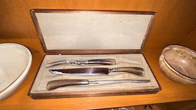 VINTAGE ROYAL BRAND CUTLERY CARVING SET AND STONEWARE POTTERY BOWLS