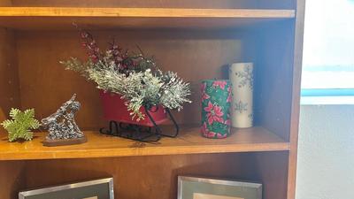 FITZ & FLOYD CANDLES, PEWTER SCULPTURE AND SLEIGH CENTERPIECE