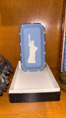 BRASS CANDLESTICKS, WEDGWOOD STATUE OF LIBERTY DISH AND CIGAR BOX ALONG WITH A MIRRORED PEDESTAL