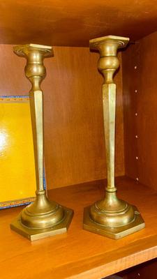 BRASS CANDLESTICKS, WEDGWOOD STATUE OF LIBERTY DISH AND CIGAR BOX ALONG WITH A MIRRORED PEDESTAL
