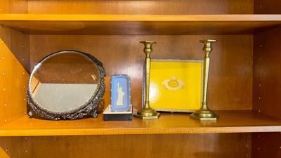 BRASS CANDLESTICKS, WEDGWOOD STATUE OF LIBERTY DISH AND CIGAR BOX ALONG WITH A MIRRORED PEDESTAL
