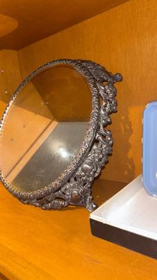 BRASS CANDLESTICKS, WEDGWOOD STATUE OF LIBERTY DISH AND CIGAR BOX ALONG WITH A MIRRORED PEDESTAL