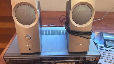 KENWOOD R-2000 COMMUNICATIONS RECEIVER RADIO, BOSE COMPUTER SPEAKERS AND BROTHER LABEL MAKER