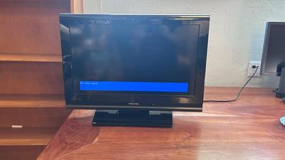 TOSHIBA 26” FLATSCREEN TV/COMPUTER MONITOR W/REMOTE