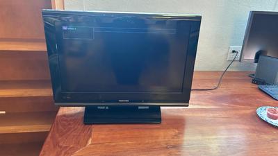 TOSHIBA 26” FLATSCREEN TV/COMPUTER MONITOR W/REMOTE
