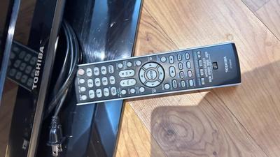 TOSHIBA 26” FLATSCREEN TV/COMPUTER MONITOR W/REMOTE