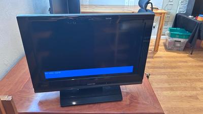 TOSHIBA 26” FLATSCREEN TV/COMPUTER MONITOR W/REMOTE