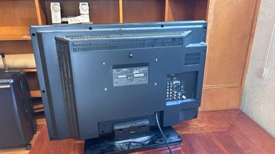 TOSHIBA 26” FLATSCREEN TV/COMPUTER MONITOR W/REMOTE