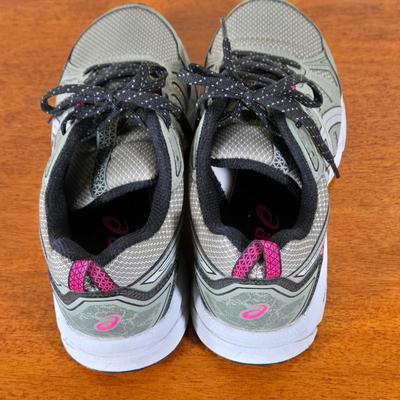 LOT 171W: Two Pairs of Sneakers