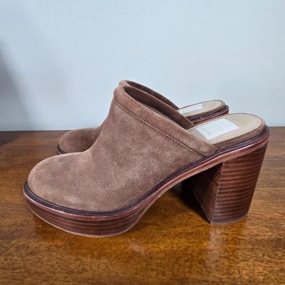 LOT 176W: Brown Boots with Chunky Heels and Heeled Clogs