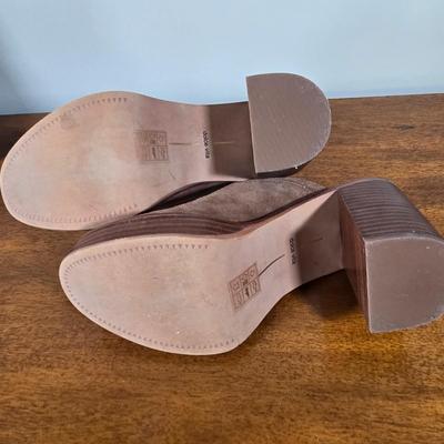 LOT 176W: Brown Boots with Chunky Heels and Heeled Clogs