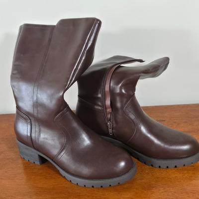 LOT 176W: Brown Boots with Chunky Heels and Heeled Clogs