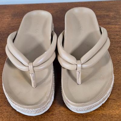 LOT 180W: Dress Sandals and Chunky Flip Flops