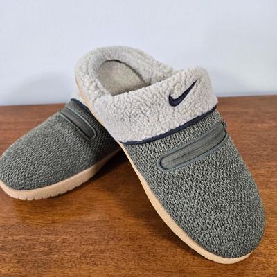 LOT 202W: Men's Slippers with Zipper Pockets