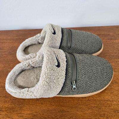 LOT 202W: Men's Slippers with Zipper Pockets