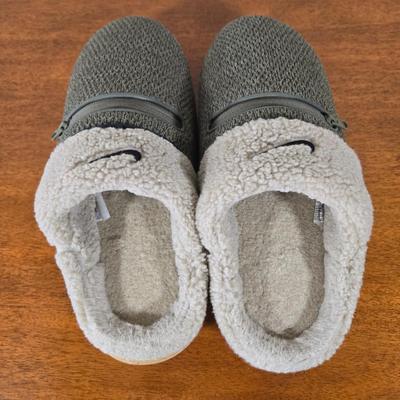 LOT 202W: Men's Slippers with Zipper Pockets