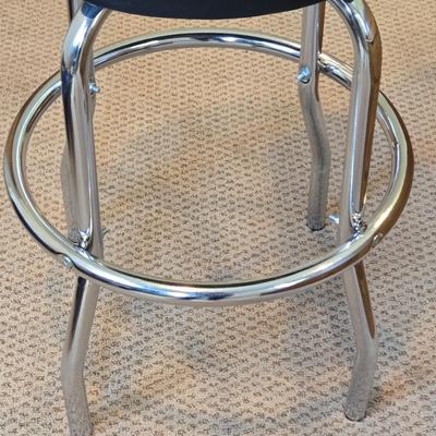 LOT 239X: Clothes Hamper and Stool/ Perfect for Dorm Room