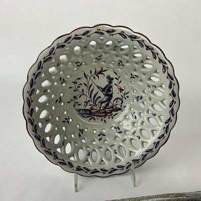 Sale Photo Thumbnail #1292: 6 cotton striped placemats
Bowl: 9.5" diameter
Candlesticks: 7" high (one has chip damage)