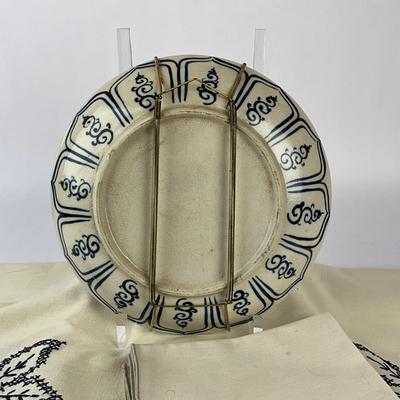Sale Photo Thumbnail #1306: Total of seven napkins
Plate: 11.25" diameter