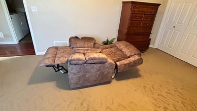 BEAUTIFUL LIKE NEW FULL BODY MASSAGING-HEATED ELECTRIC RECLINER AND CYBER POWER SURGE PROTE TOR