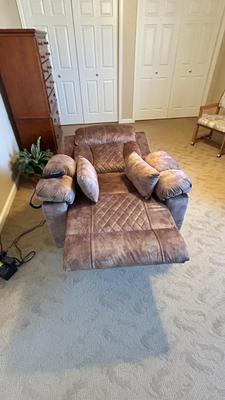 BEAUTIFUL LIKE NEW FULL BODY MASSAGING-HEATED ELECTRIC RECLINER AND CYBER POWER SURGE PROTE TOR