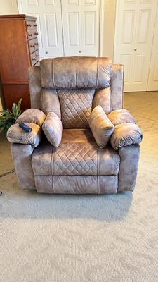 BEAUTIFUL LIKE NEW FULL BODY MASSAGING-HEATED ELECTRIC RECLINER AND CYBER POWER SURGE PROTE TOR