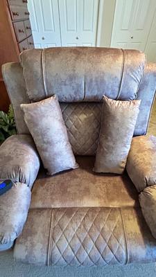 BEAUTIFUL LIKE NEW FULL BODY MASSAGING-HEATED ELECTRIC RECLINER AND CYBER POWER SURGE PROTE TOR