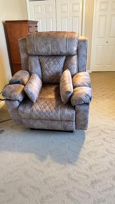 BEAUTIFUL LIKE NEW FULL BODY MASSAGING-HEATED ELECTRIC RECLINER AND CYBER POWER SURGE PROTE TOR