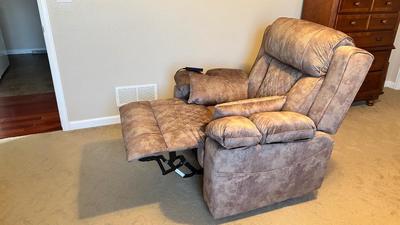 BEAUTIFUL LIKE NEW FULL BODY MASSAGING-HEATED ELECTRIC RECLINER AND CYBER POWER SURGE PROTE TOR