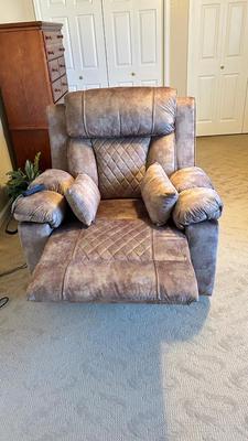 BEAUTIFUL LIKE NEW FULL BODY MASSAGING-HEATED ELECTRIC RECLINER AND CYBER POWER SURGE PROTE TOR