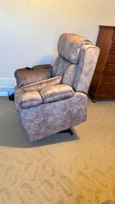BEAUTIFUL LIKE NEW FULL BODY MASSAGING-HEATED ELECTRIC RECLINER AND CYBER POWER SURGE PROTE TOR