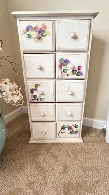 PRETTY LITTLE DRAWER ORGANIZER AND ACCENTING VASE