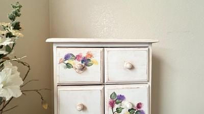 PRETTY LITTLE DRAWER ORGANIZER AND ACCENTING VASE
