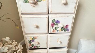 PRETTY LITTLE DRAWER ORGANIZER AND ACCENTING VASE