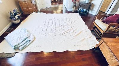 LARGE PRETTY HEAVY QUILTED BLANKET AND QUEEN SIZE SEALY MATTRESS PAD