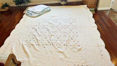 LARGE PRETTY HEAVY QUILTED BLANKET AND QUEEN SIZE SEALY MATTRESS PAD