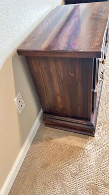 2.MATCHING NIGHT STANDS