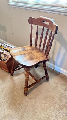 2 CHAIRS AND A MAGAZINE RACK PACKED WITH REMINENCSE, SMITHSONIAN, AND OTHER MAGAZINES