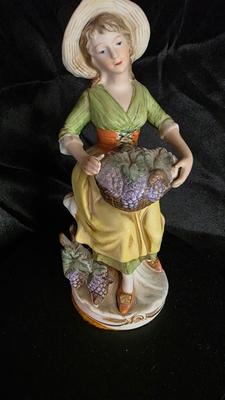 Vintage HOMCO #1258 “Vineyard Harvest” Porcelain Figurine – Hand-Painted Lady with Grapes Collectible