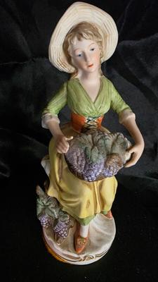 Vintage HOMCO #1258 “Vineyard Harvest” Porcelain Figurine – Hand-Painted Lady with Grapes Collectible