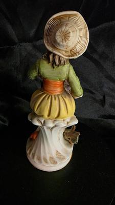 Vintage HOMCO #1258 “Vineyard Harvest” Porcelain Figurine – Hand-Painted Lady with Grapes Collectible