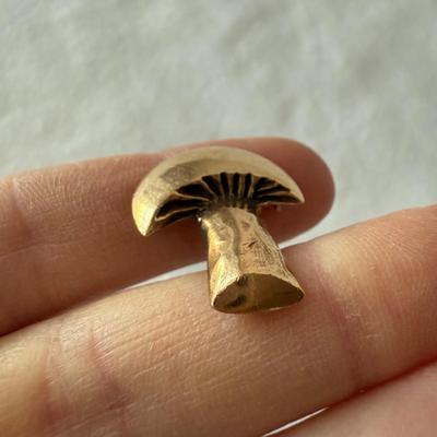 14K Gold Mushroom Pin (K-HS)